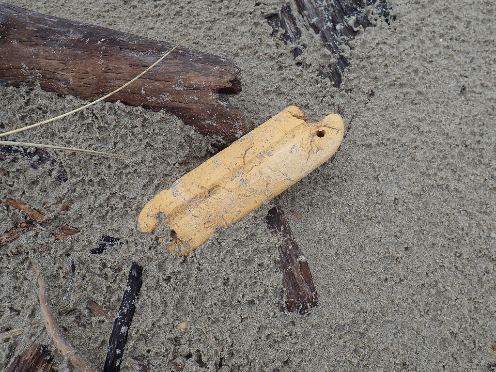 Small net float on sand